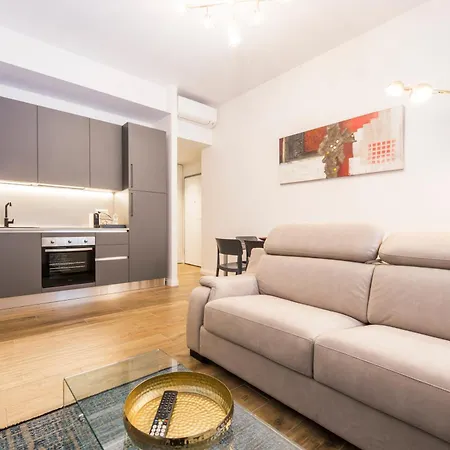 Apartment Joivy Chic In Piazza Dante, *