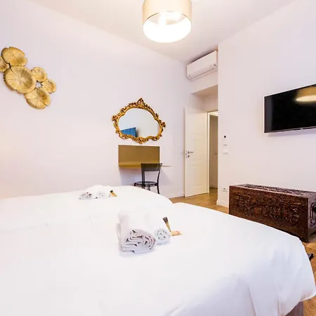 Apartment Joivy Chic In Piazza Dante, *